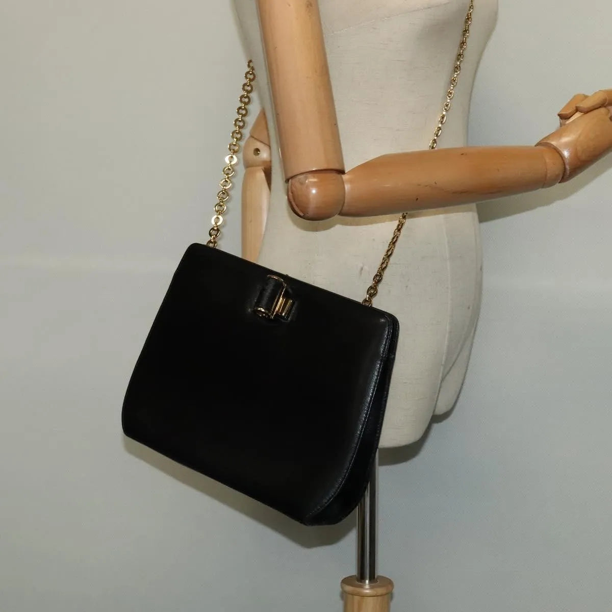 Salvatore Ferragamo Shoulder Leather Black Leather Shoulder Bag Bag (Pre-Owned)