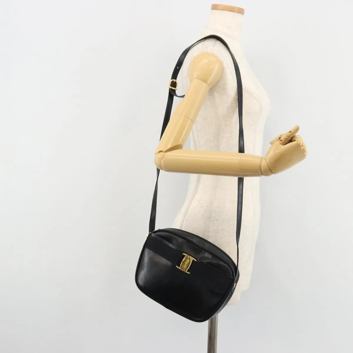 Salvatore Ferragamo Vala Leather Navy Leather Shoulder Bag Bag (Pre-Owned)