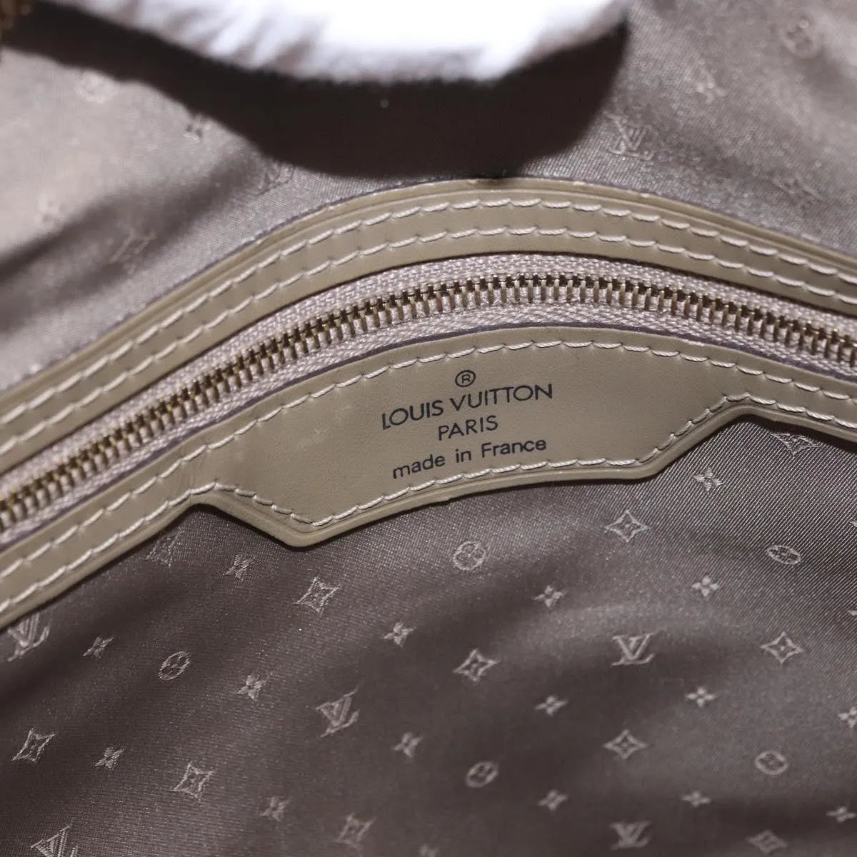 Louis Vuitton Suhali Lockit Leather Gray Leather Handbag (Pre-Owned)