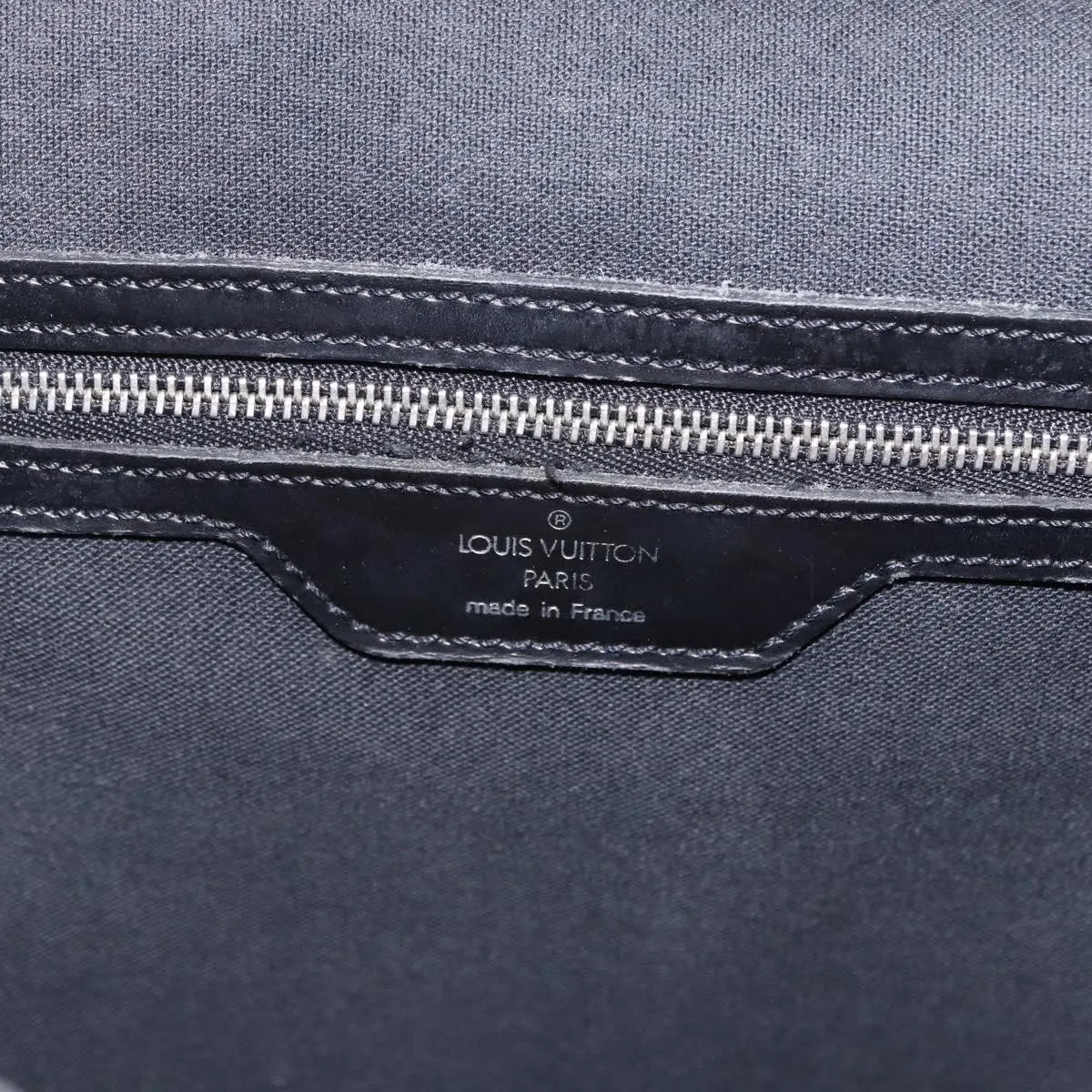 Louis Vuitton Yaranga Messenger Taiga Leather Black Leather Shoulder Bag Bag (Pre-Owned)