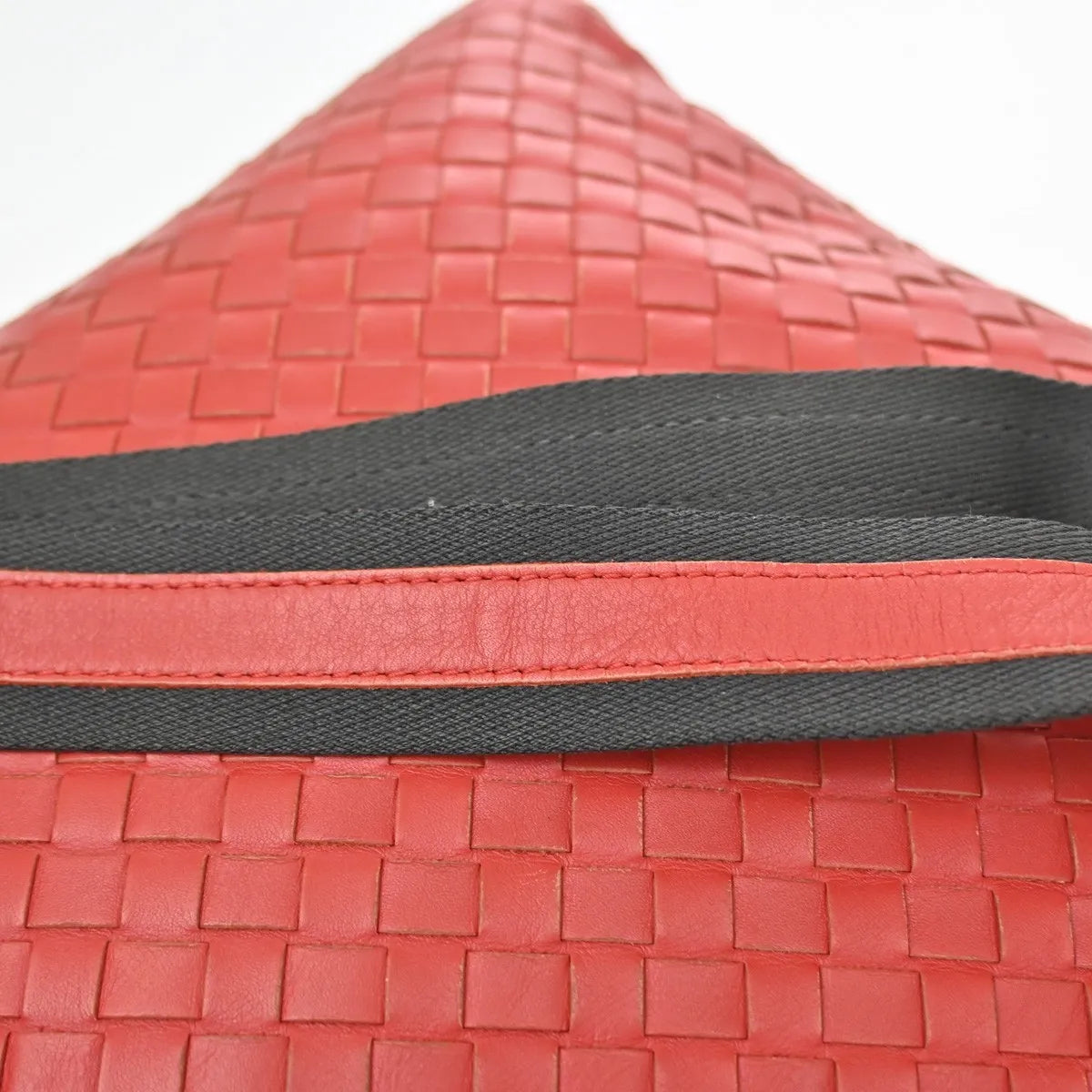 Bottega Veneta Flat Messenger Intrecciato Nappa Red Leather Crossbody Bag Bag (Pre-Owned)
