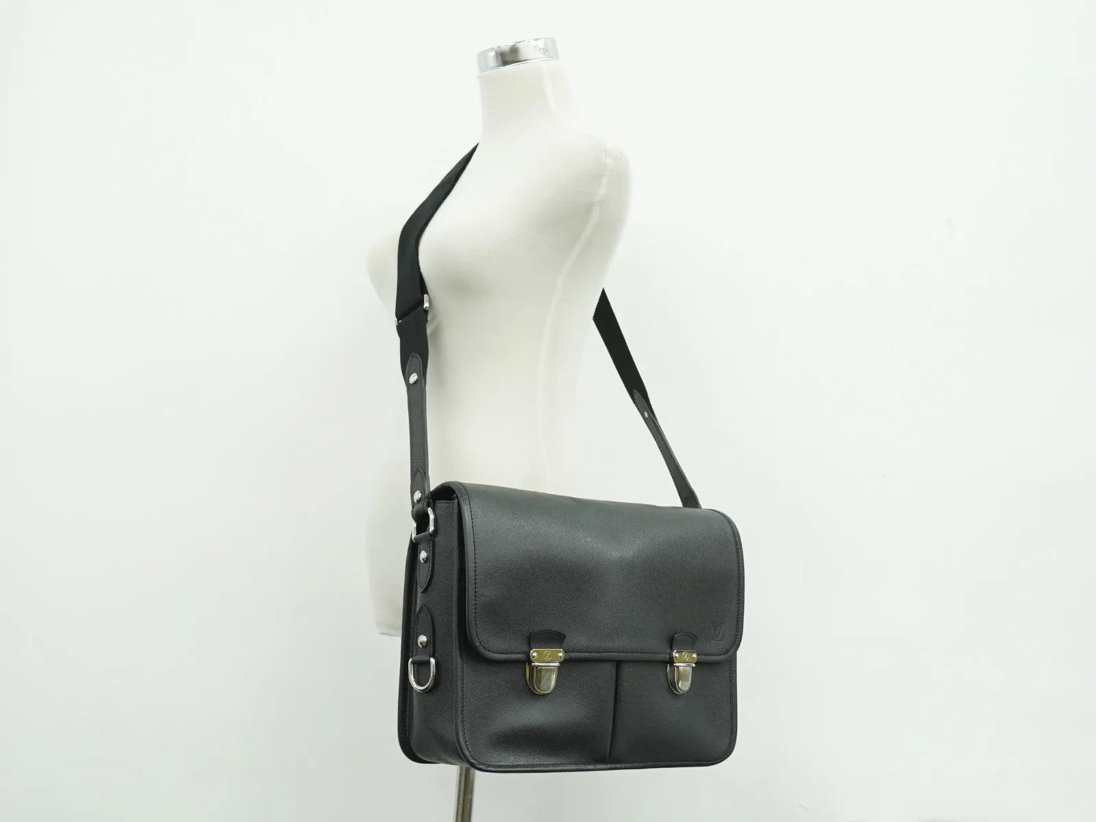 Louis Vuitton Alexei Messenger Taiga Leather Black Leather Shoulder Bag Bag (Pre-Owned)