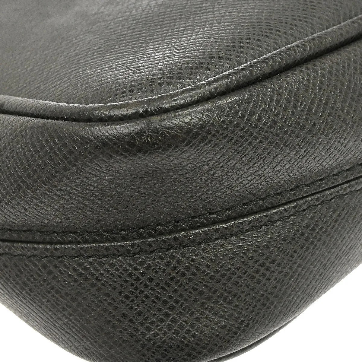Louis Vuitton Dimitri Messenger Taiga Leather Black Leather Shoulder Bag Bag (Pre-Owned)