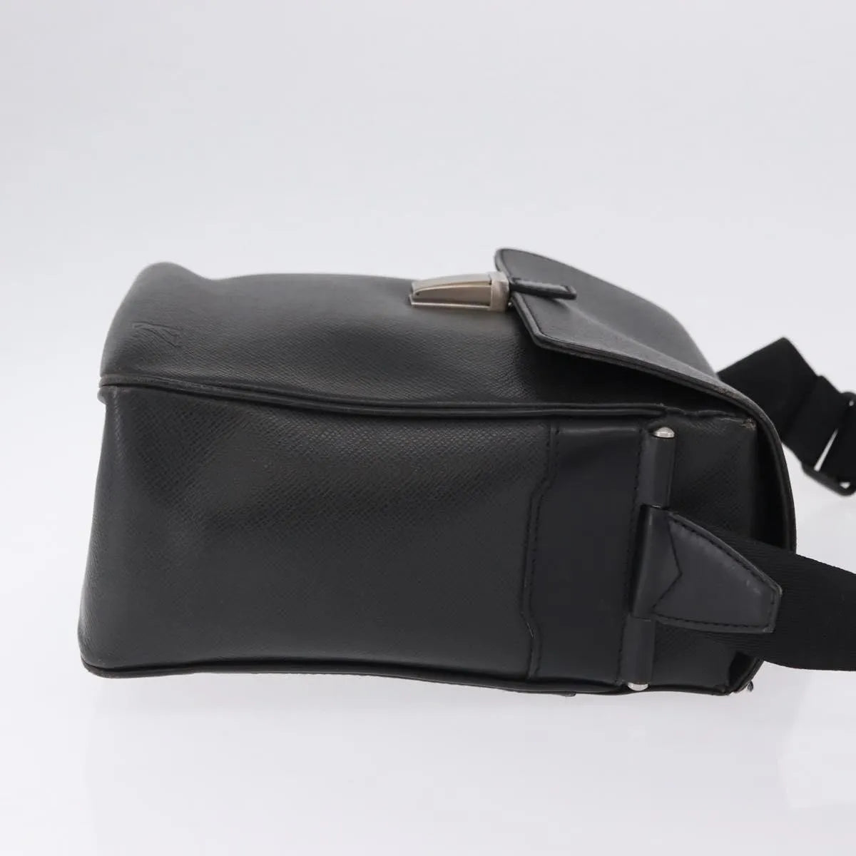 Louis Vuitton Yaranga Messenger Taiga Leather Black Leather Shoulder Bag Bag (Pre-Owned)