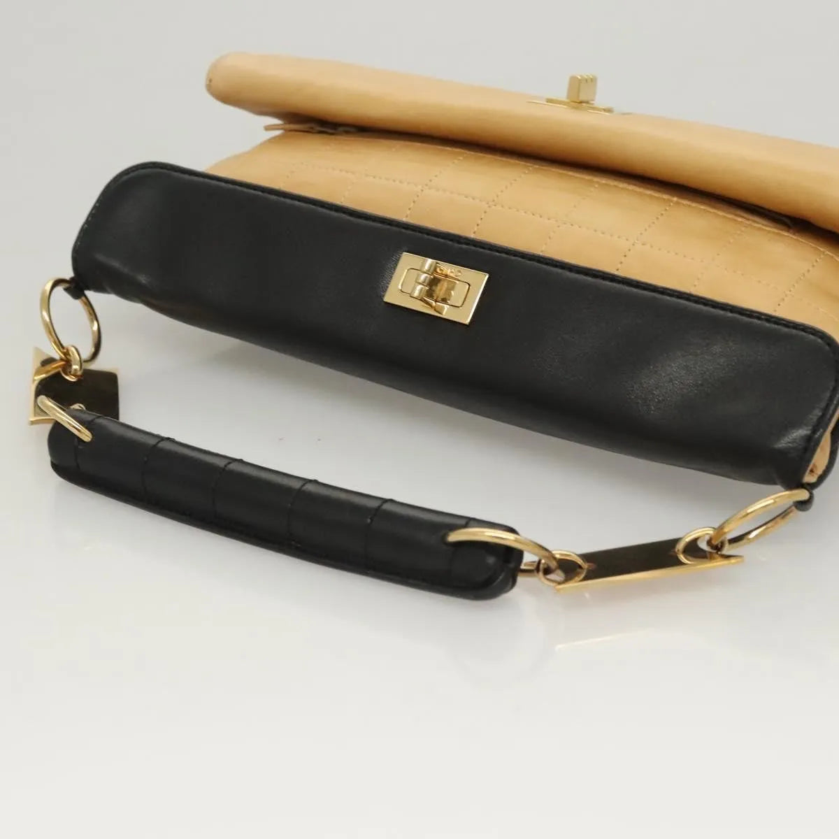 Chanel Chocolate Bar Handbag Lambskin Beige Leather Handbag (Pre-Owned)