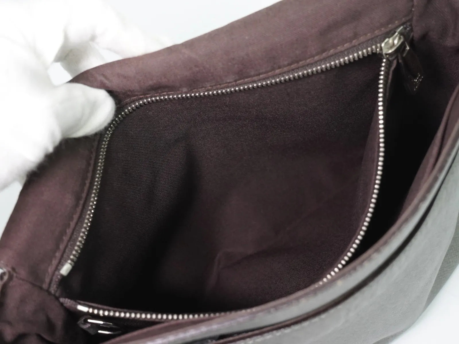 Louis Vuitton Roman Taiga Leather Gray Leather Shoulder Bag Bag (Pre-Owned)
