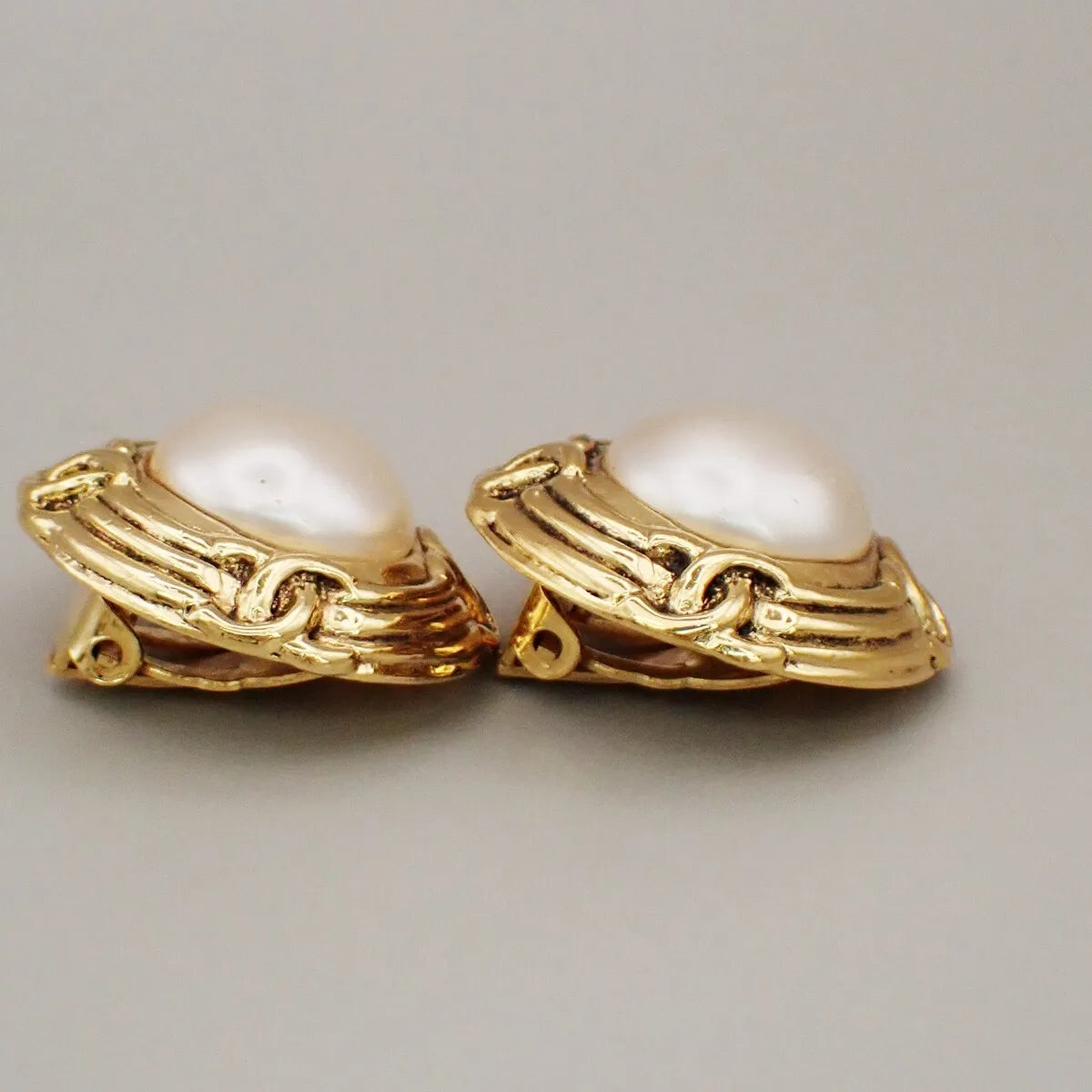 Chanel Vintage Round Clip-On Metal With Faux Pearl Gold Gold_Plated Earrings Jewelry (Pre-Owned)