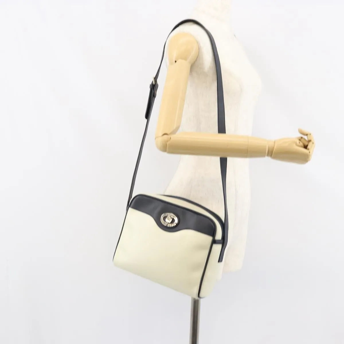 Burberry Vintage Leather White Leather Shoulder Bag Bag (Pre-Owned)