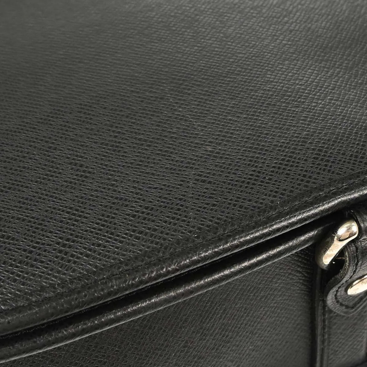 Louis Vuitton Andrei Messenger Taiga Leather Black Leather Shoulder Bag Bag (Pre-Owned)