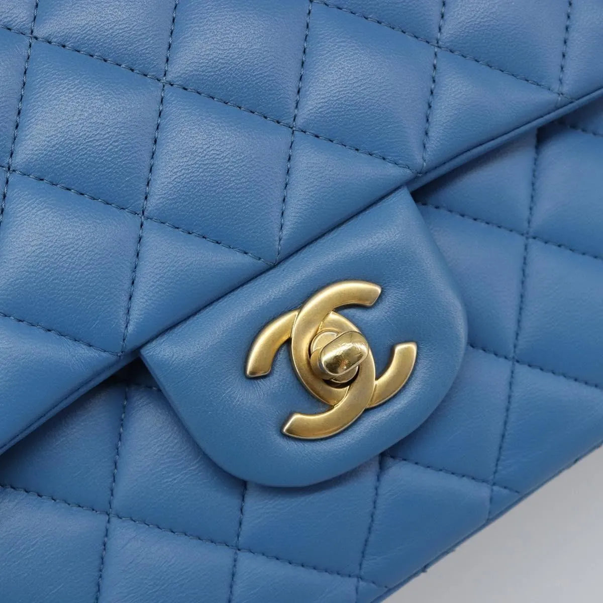 Chanel Matelassé Lambskin Leather Blue Leather Handbag (Pre-Owned)
