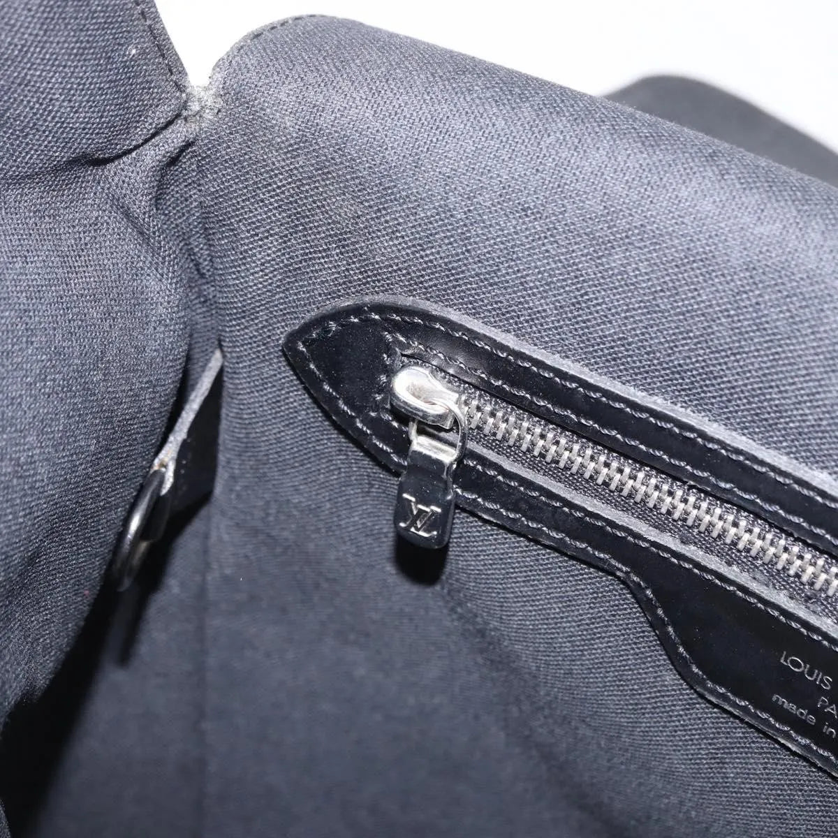 Louis Vuitton Yaranga Messenger Taiga Leather Black Leather Shoulder Bag Bag (Pre-Owned)