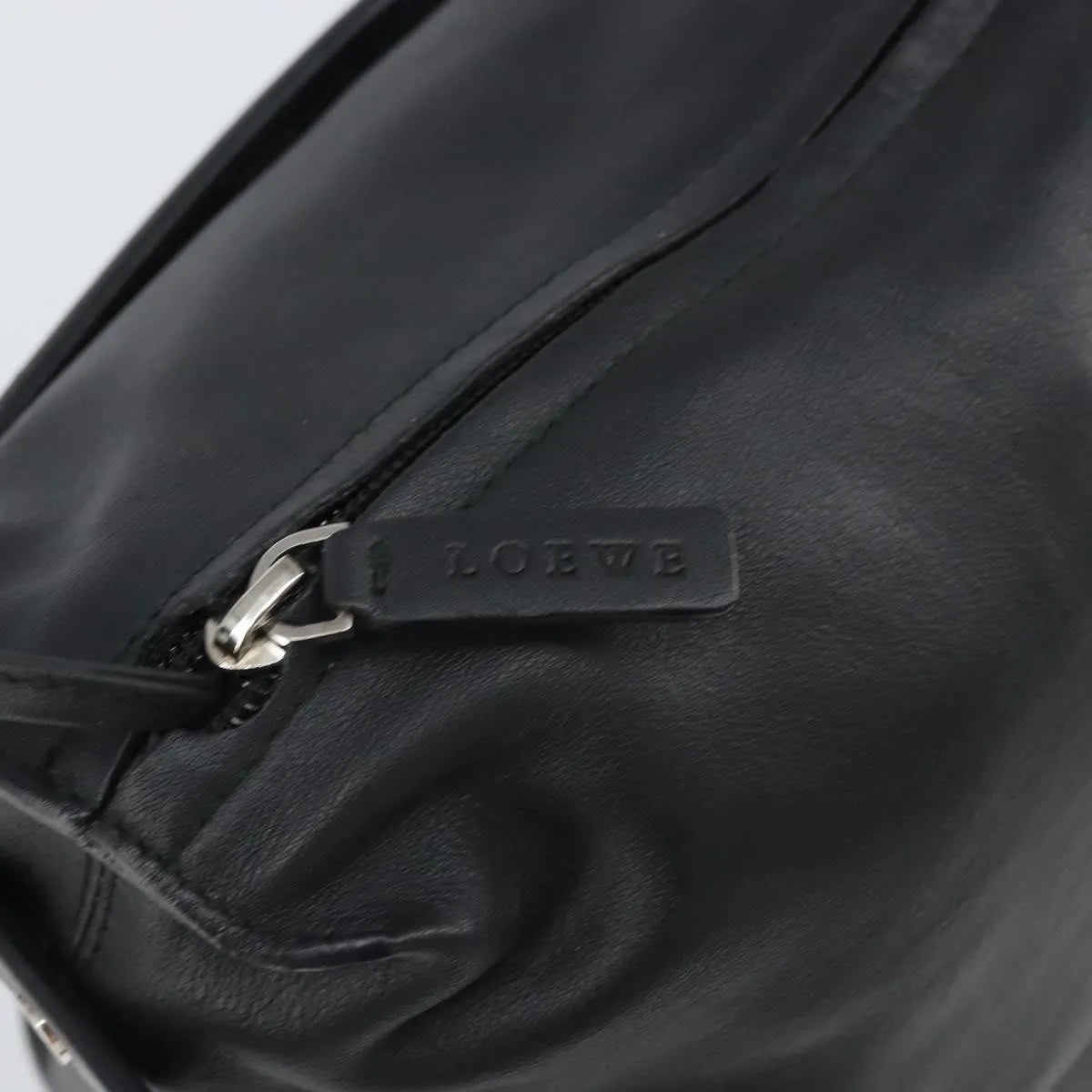 Loewe Vintage Leather Black Leather Handbag (Pre-Owned)