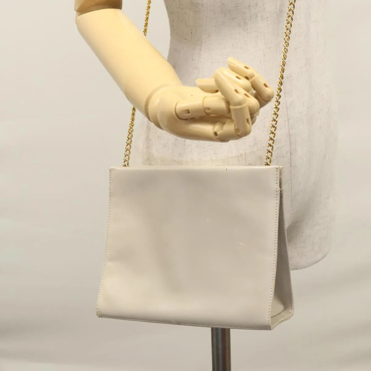 Salvatore Ferragamo Vintage Chain Leather Beige Leather Shoulder Bag Bag (Pre-Owned)