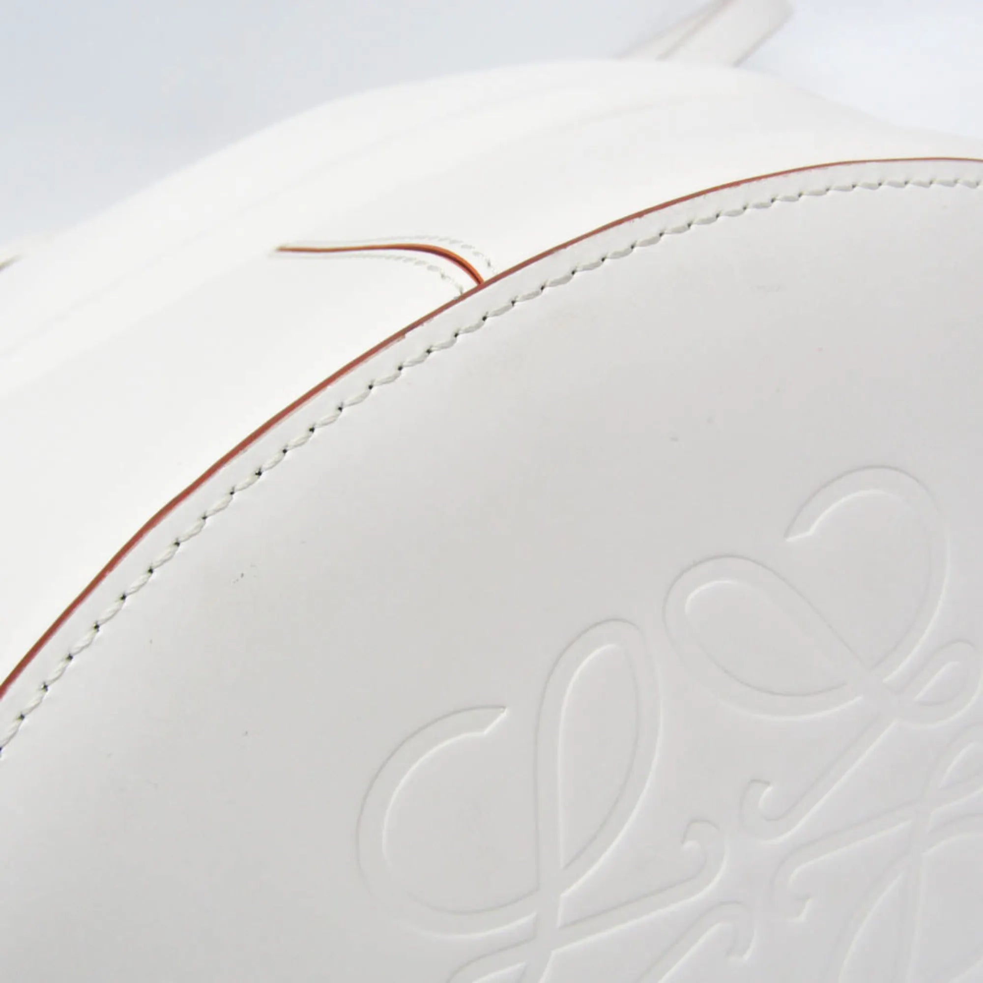 Loewe Balloon Bucket Leather White Leather Handbag (Pre-Owned)
