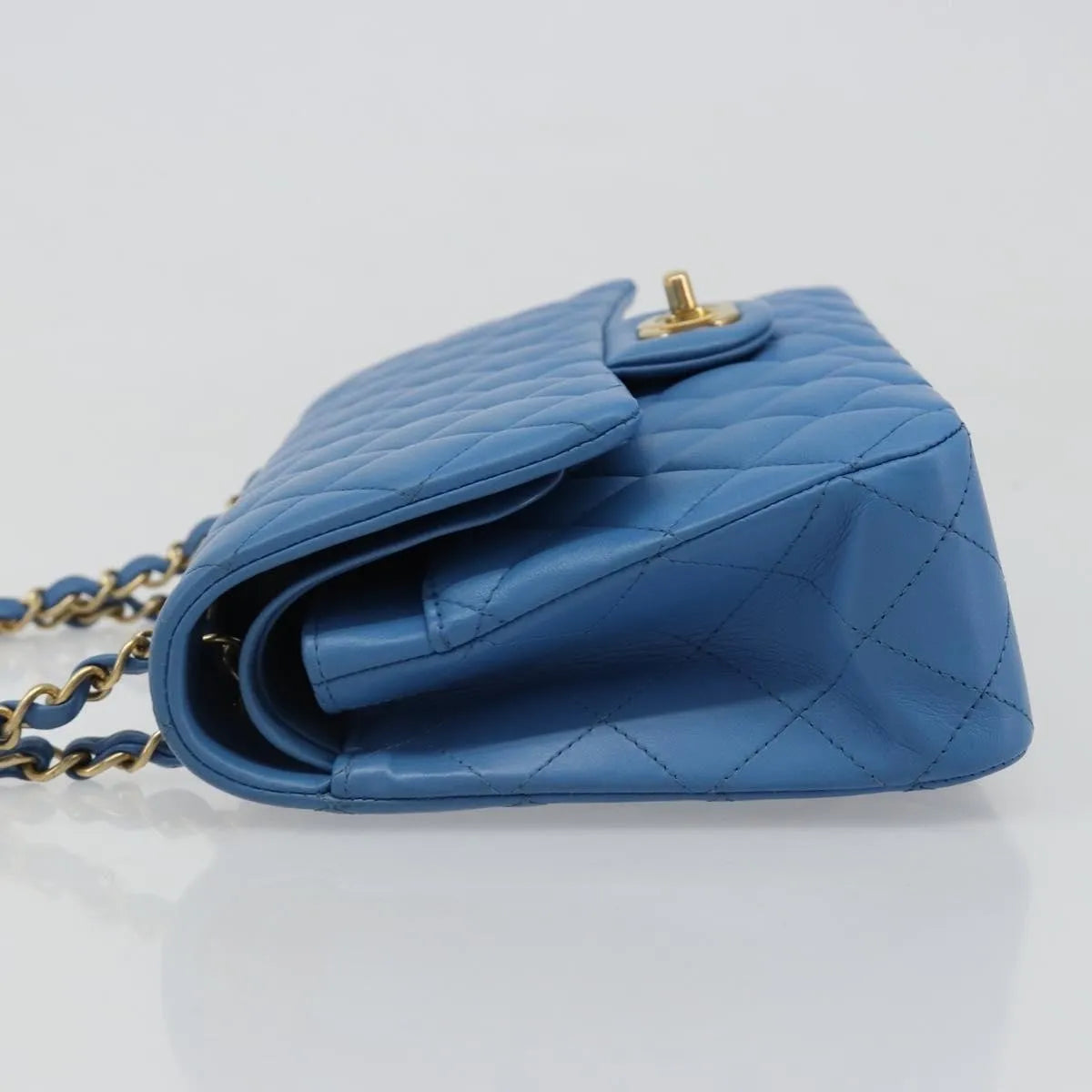 Chanel Matelassé Lambskin Leather Blue Leather Handbag (Pre-Owned)