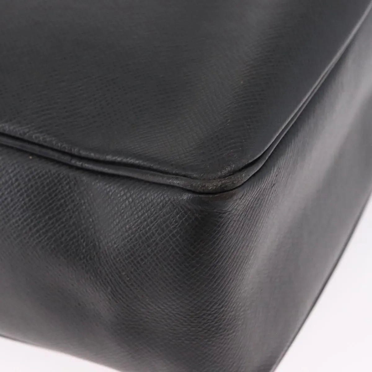 Louis Vuitton Yaranga Messenger Taiga Leather Black Leather Shoulder Bag Bag (Pre-Owned)