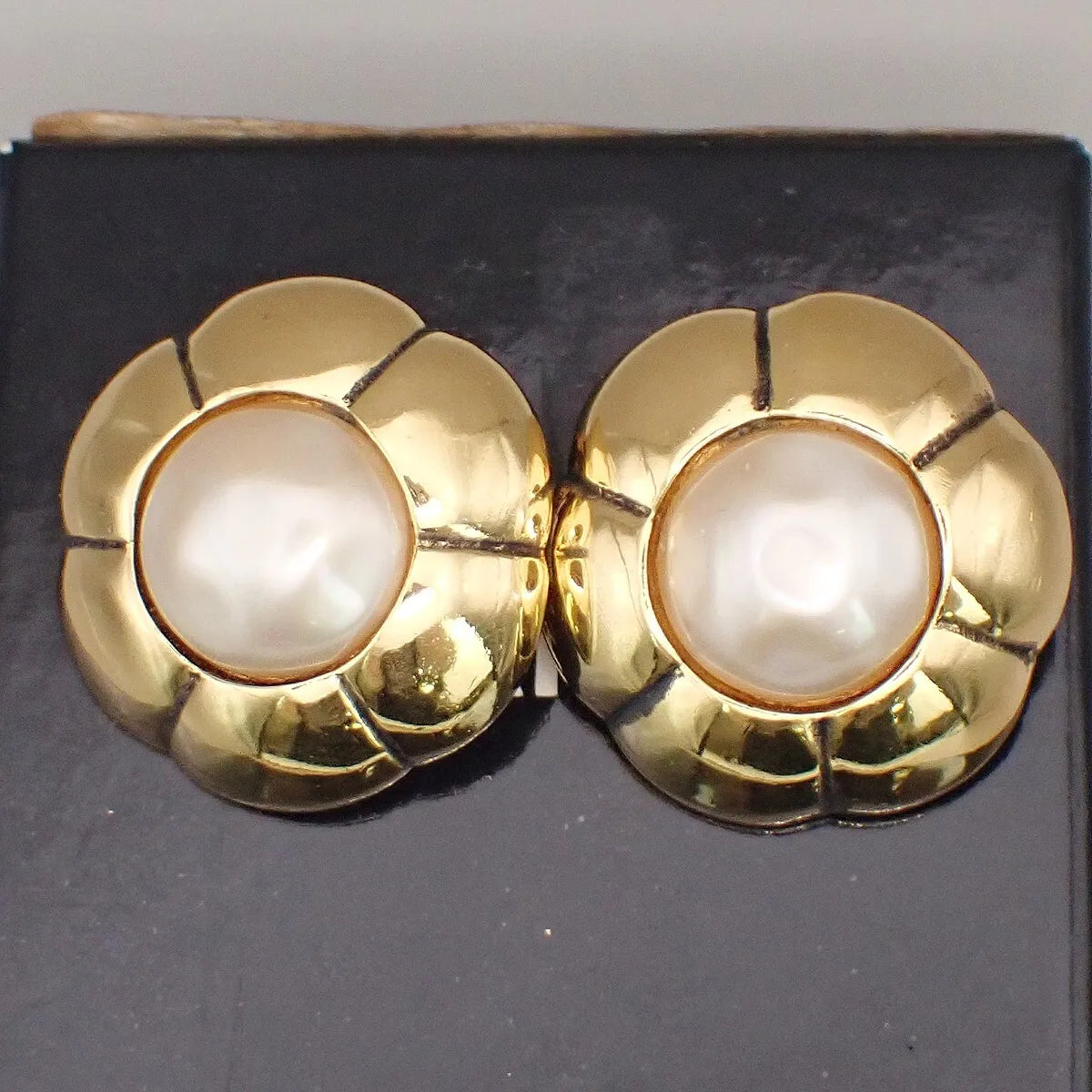 Chanel Vintage Cc Flower Clip-On Imitation Pearls In Gold Plated Gold Gold_Plated Earrings Jewelry (Pre-Owned)