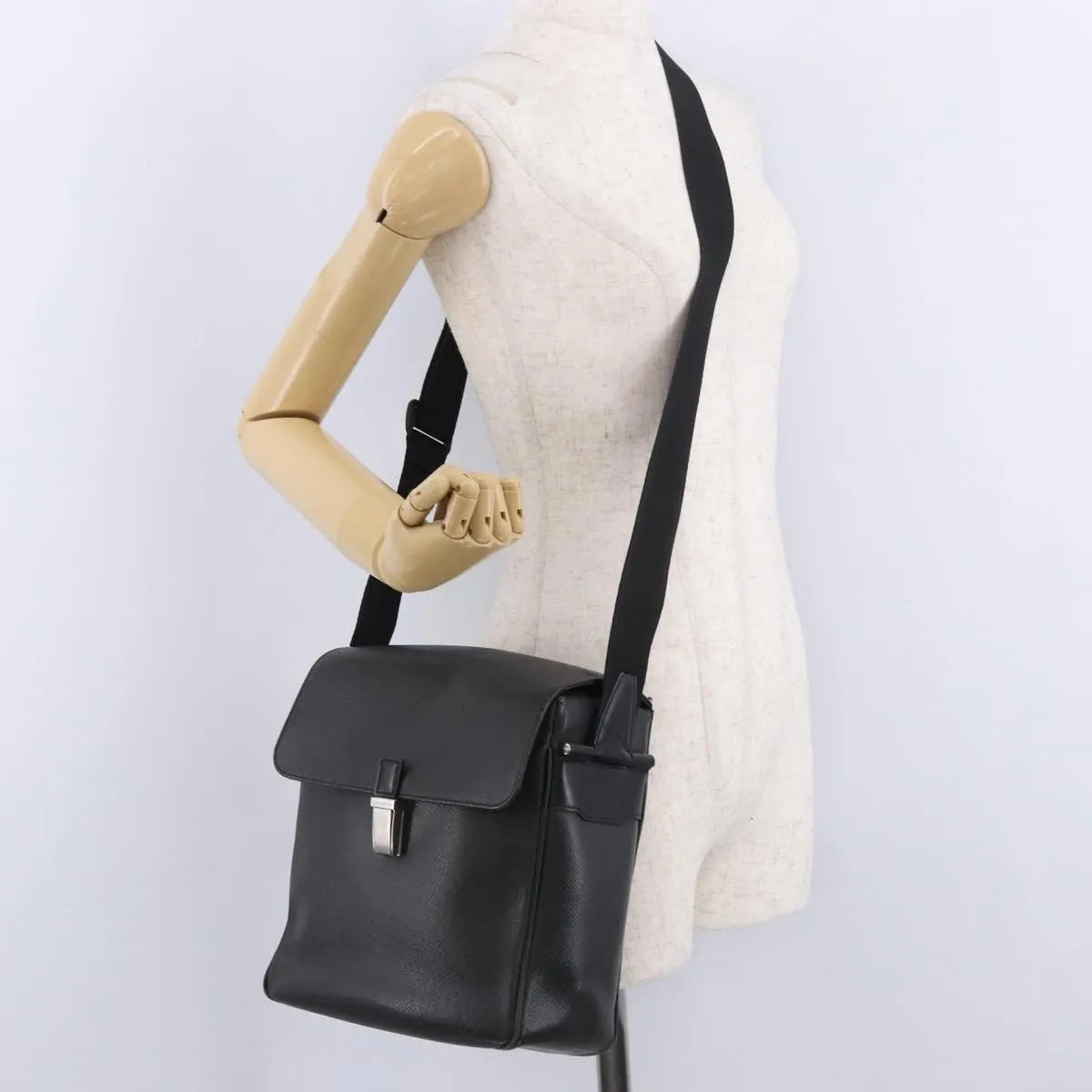 Louis Vuitton Yaranga Messenger Taiga Leather Black Leather Shoulder Bag Bag (Pre-Owned)