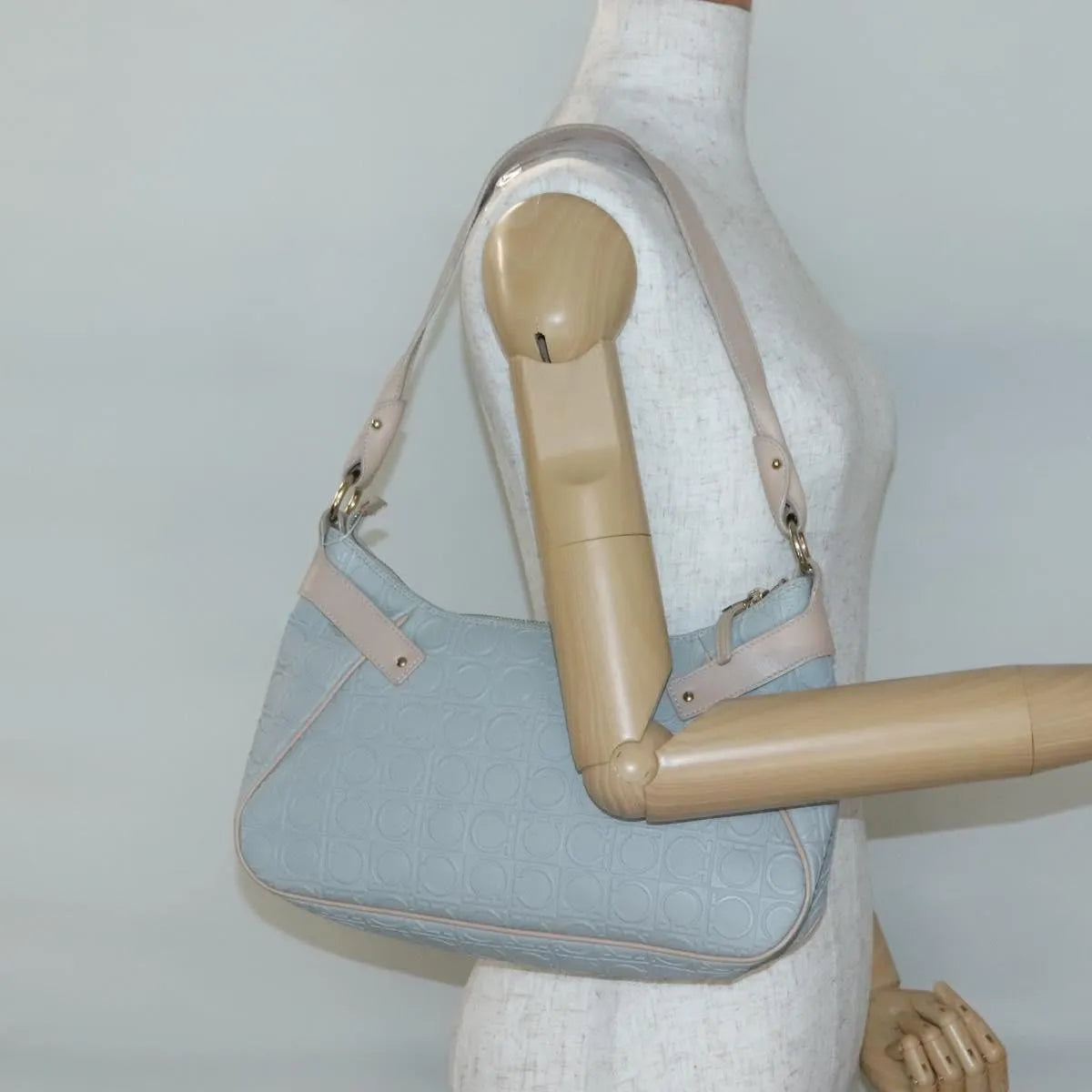 Salvatore Ferragamo Gancini Leather Gray Leather Shoulder Bag Bag (Pre-Owned)