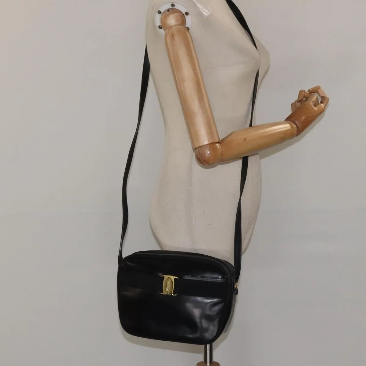 Salvatore Ferragamo Vara Bow Camera Leather Black Leather Shoulder Bag Bag (Pre-Owned)