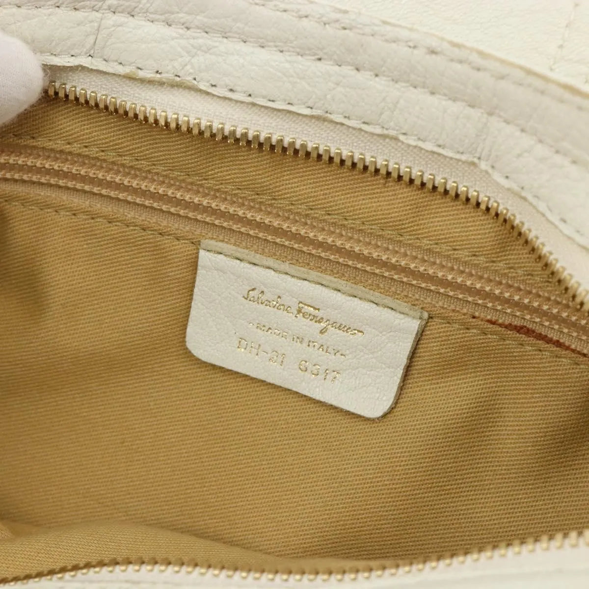 Salvatore Ferragamo Gancini Leather White Leather Handbag (Pre-Owned)