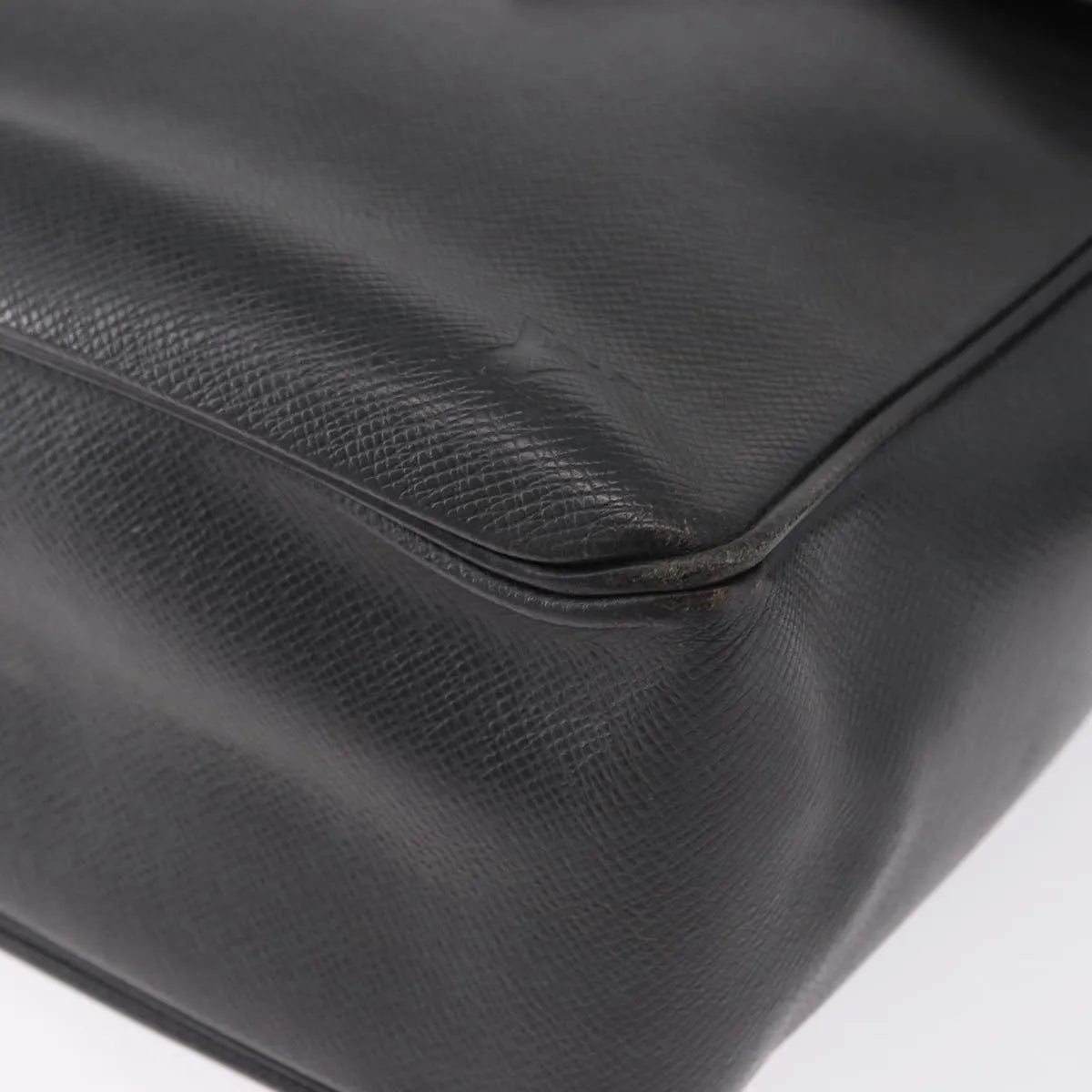 Louis Vuitton Yaranga Messenger Taiga Leather Black Leather Shoulder Bag Bag (Pre-Owned)