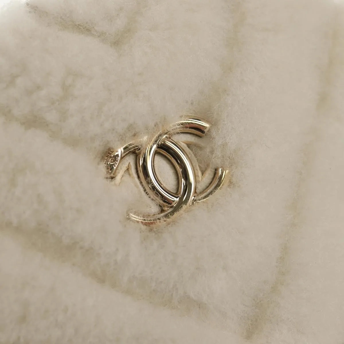 Chanel Round Clutch With Chain Chevron Shearling White Faux_Fur Clutche & Pouche Bag (Pre-Owned)