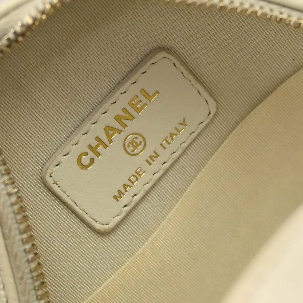 Chanel Round Clutch With Chain Quilted Lambskin White Leather Clutche & Pouche Bag (Pre-Owned)