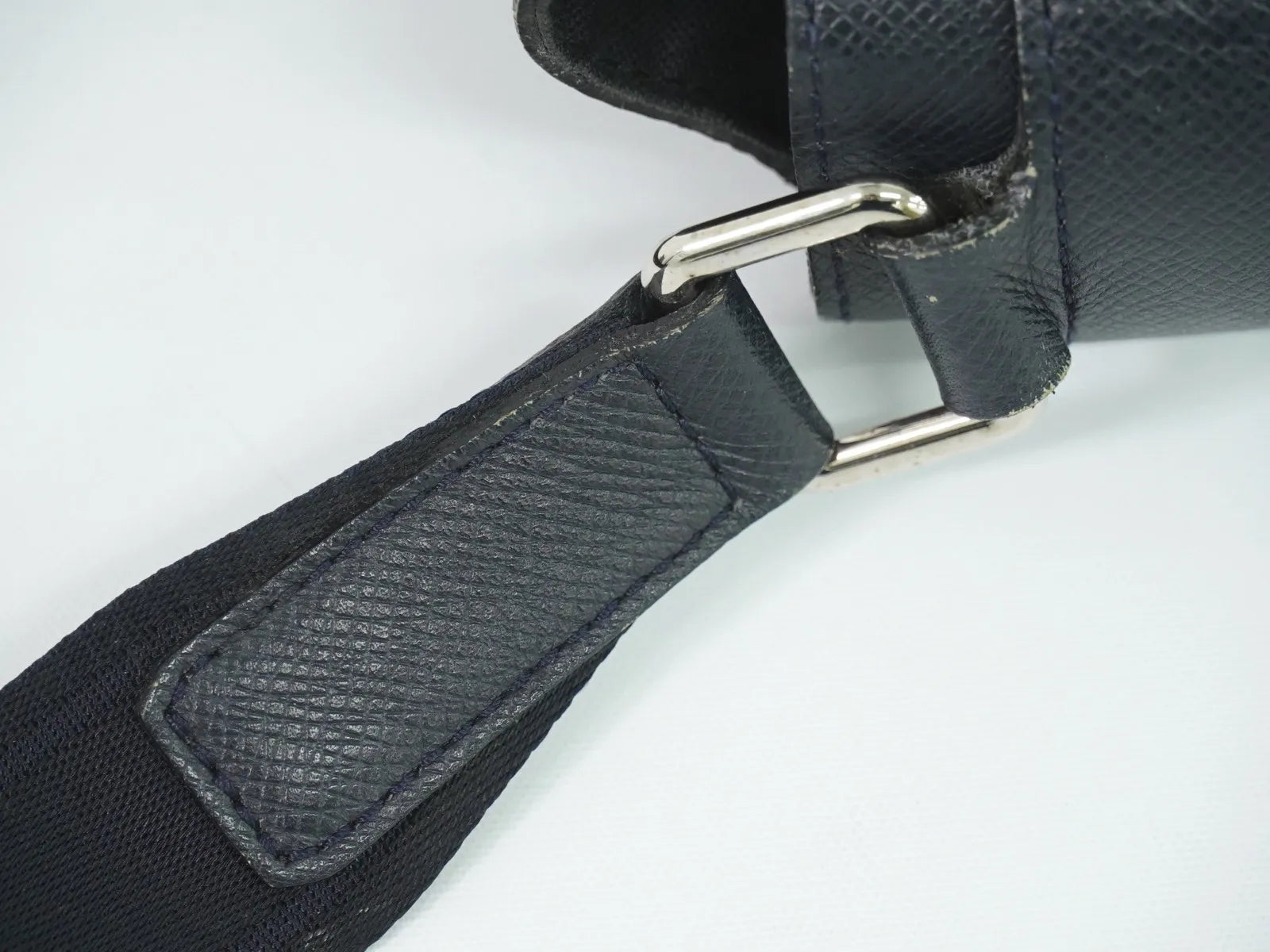 Louis Vuitton Roman Taiga Leather Navy Leather Shoulder Bag Bag (Pre-Owned)