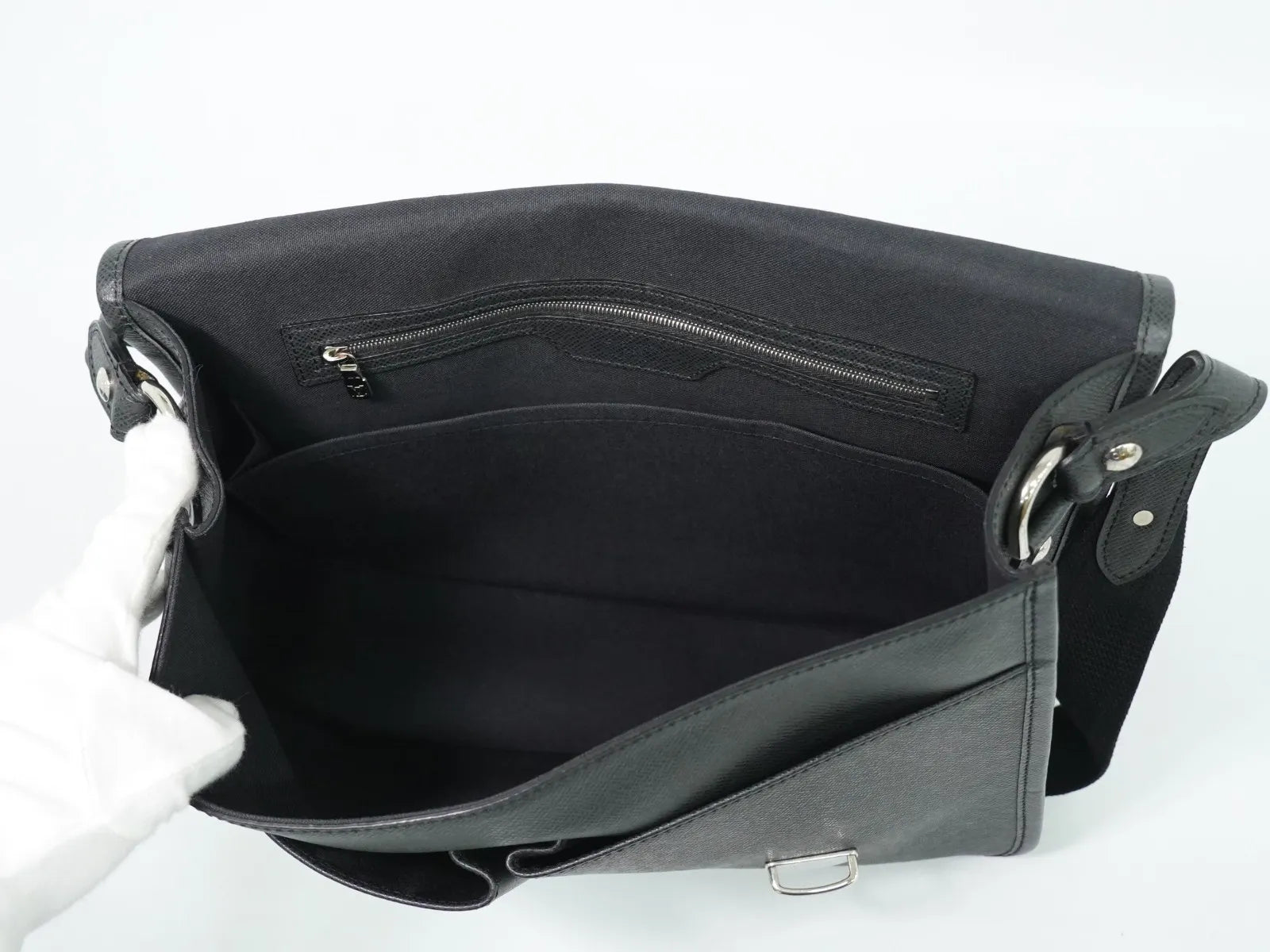 Louis Vuitton Alexei Messenger Taiga Leather Black Leather Shoulder Bag Bag (Pre-Owned)