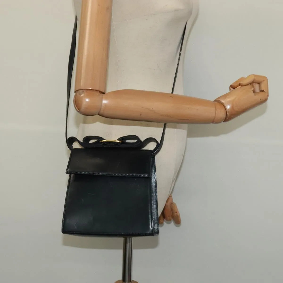 Salvatore Ferragamo Vintage Leather Navy Leather Handbag (Pre-Owned)