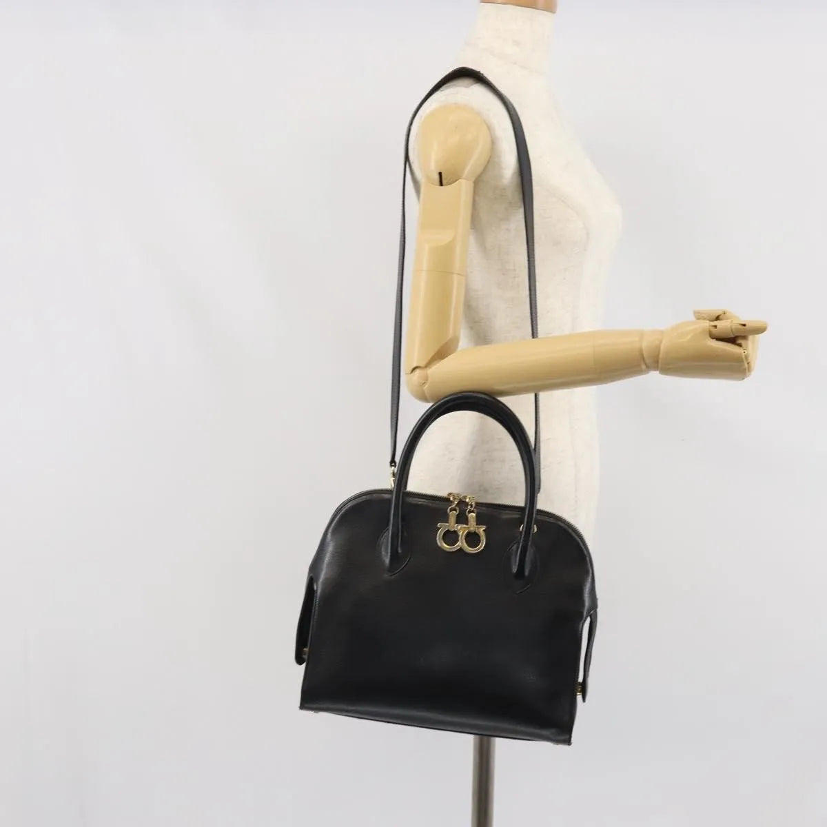 Salvatore Ferragamo Gancini Leather Black Leather Shoulder Bag Bag (Pre-Owned)
