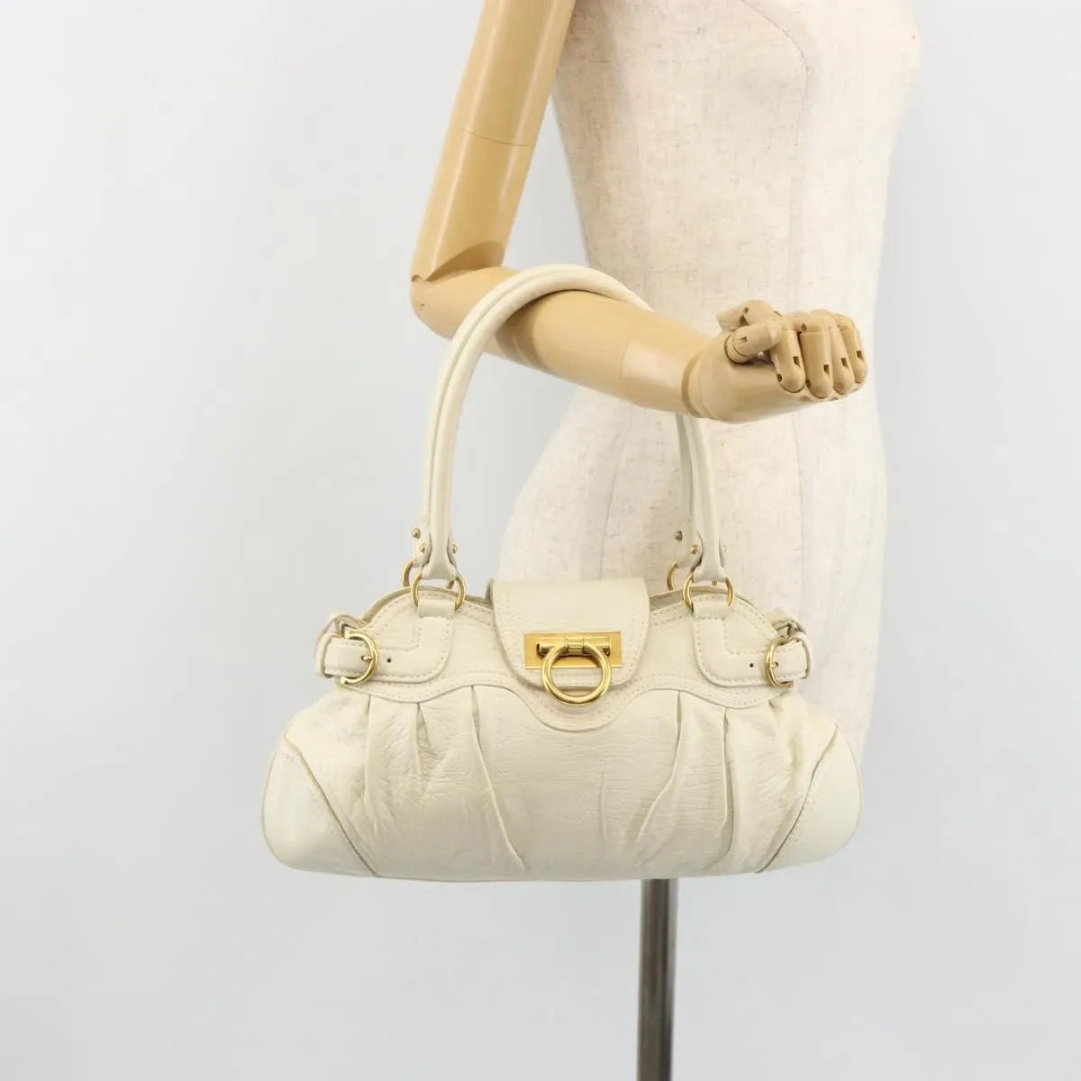 Salvatore Ferragamo Gancini Leather White Leather Handbag (Pre-Owned)