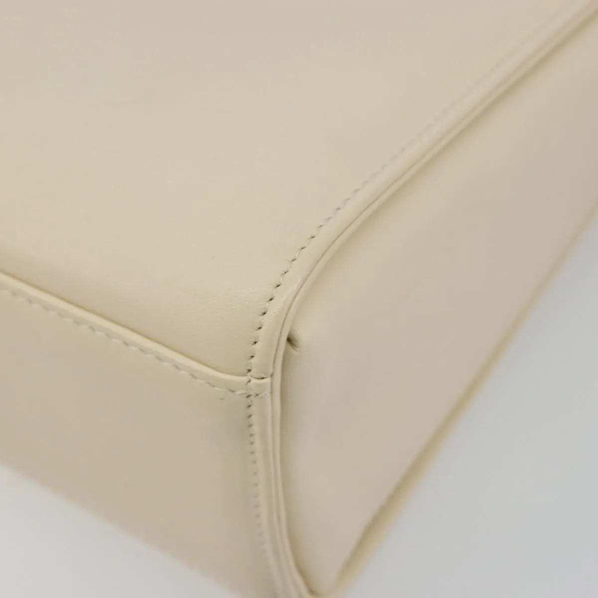 Givenchy Vintage Leather Beige Leather Handbag (Pre-Owned)
