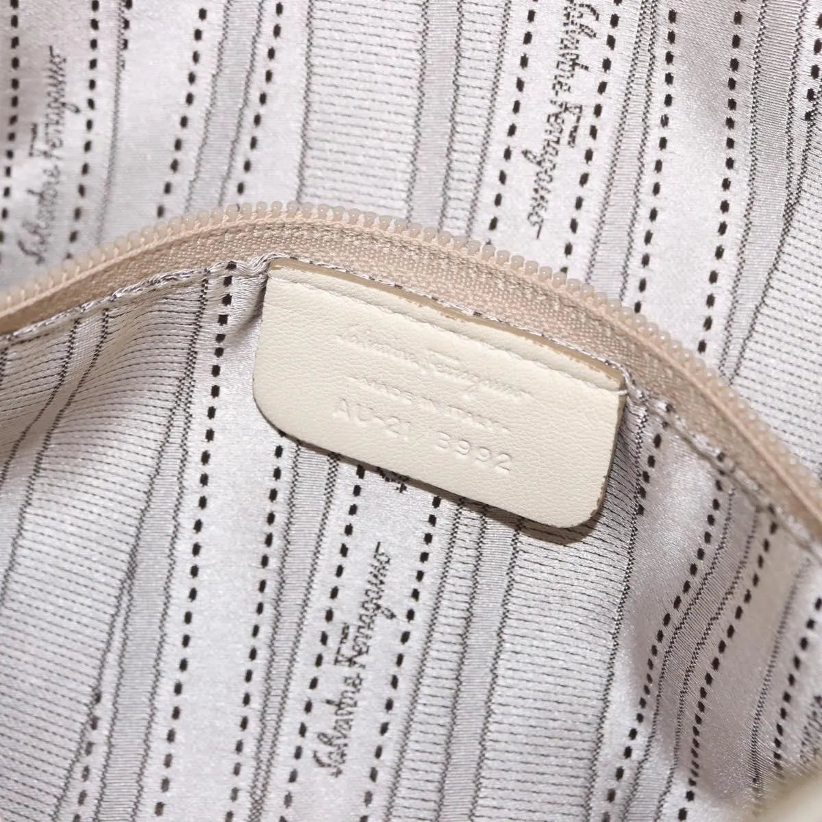 Salvatore Ferragamo Betulla Chain Tote Leather White Leather Handbag (Pre-Owned)