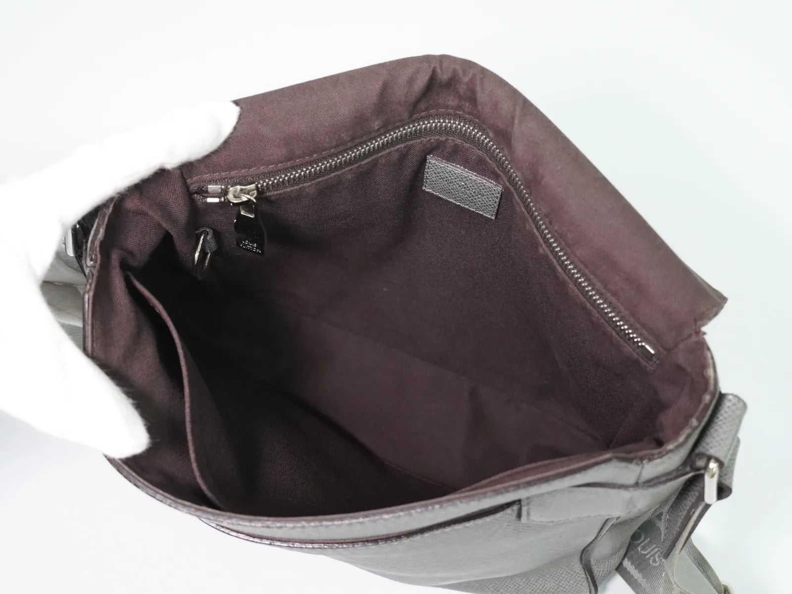 Louis Vuitton Roman Taiga Leather Gray Leather Shoulder Bag Bag (Pre-Owned)