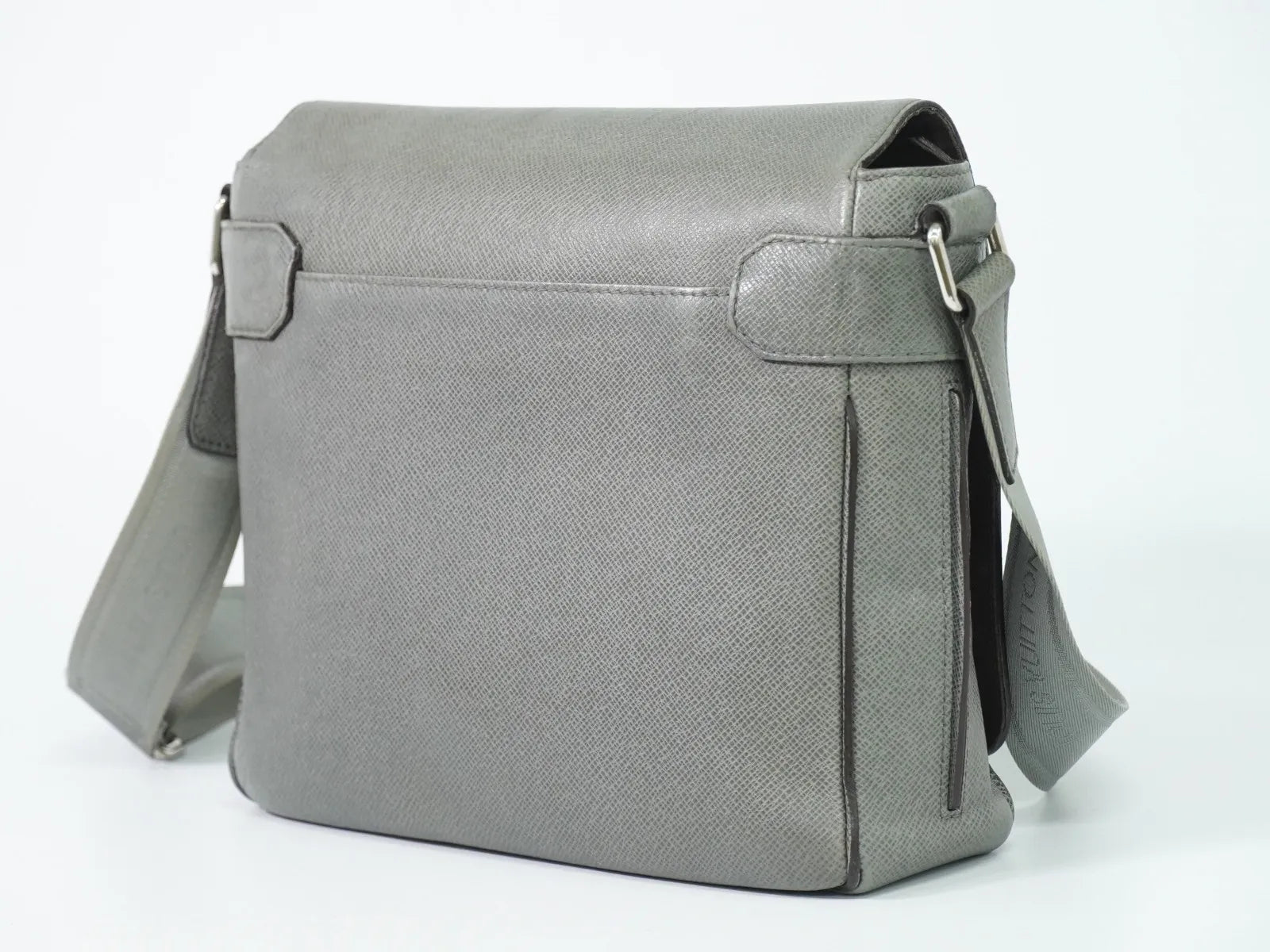 Louis Vuitton Roman Taiga Leather Gray Leather Shoulder Bag Bag (Pre-Owned)