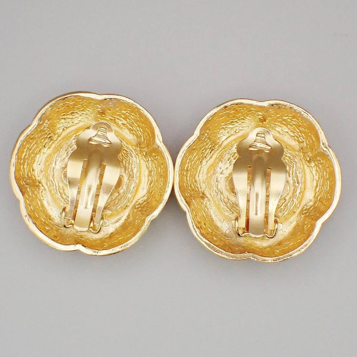 Chanel Vintage Cc Flower Clip-On Imitation Pearls In Gold Plated Gold Gold_Plated Earrings Jewelry (Pre-Owned)