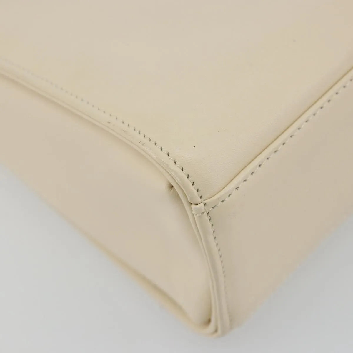 Givenchy Vintage Leather Beige Leather Handbag (Pre-Owned)