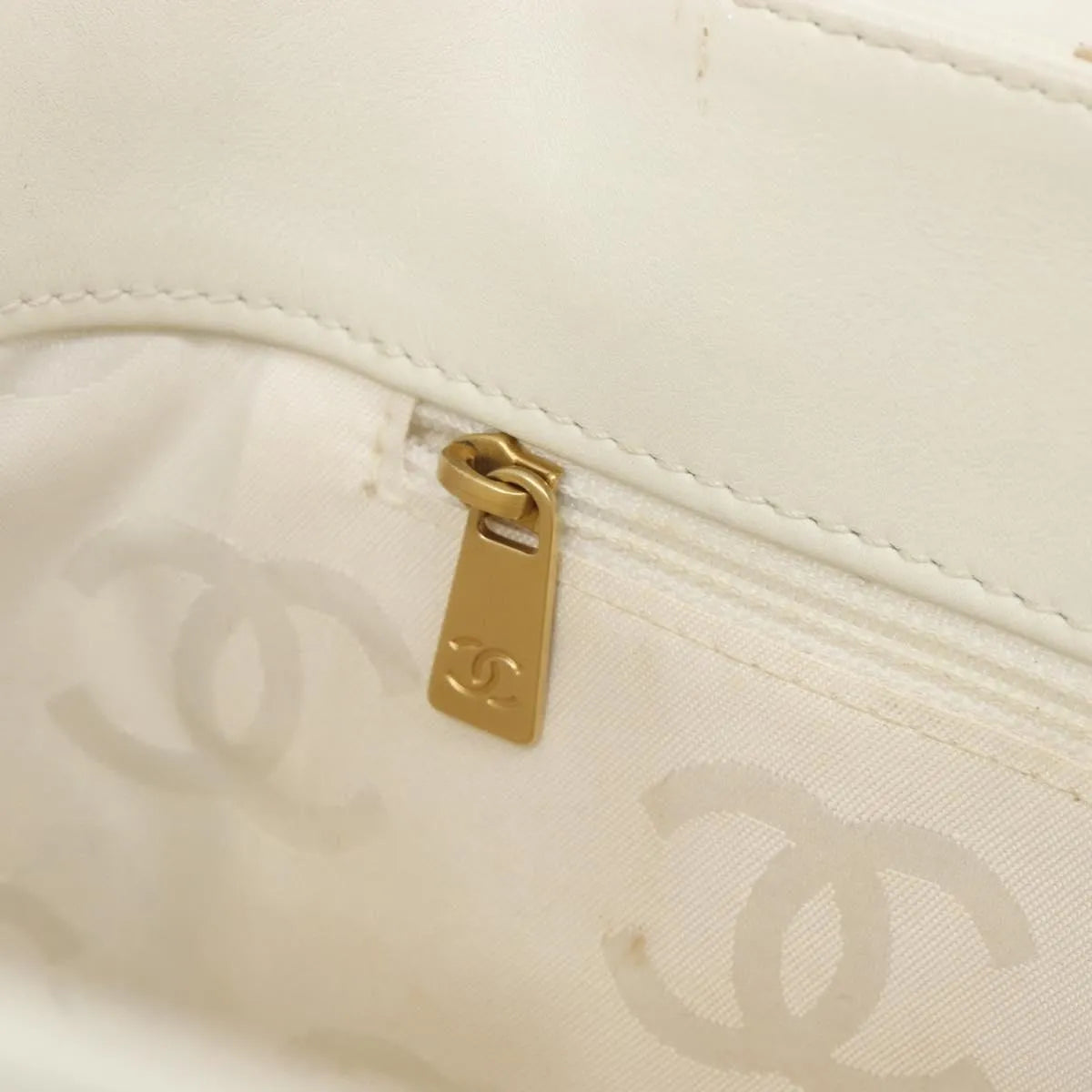 Chanel Surpique Tote Quilted Leather White Leather Tote Bag Bag (Pre-Owned)
