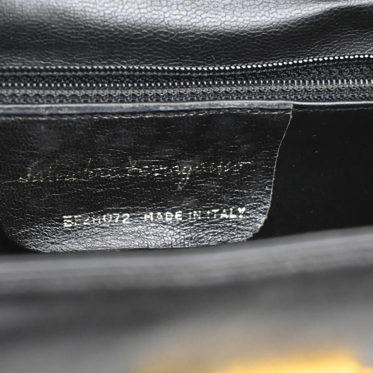 Salvatore Ferragamo Gancini Leather Black Leather Shoulder Bag Bag (Pre-Owned)
