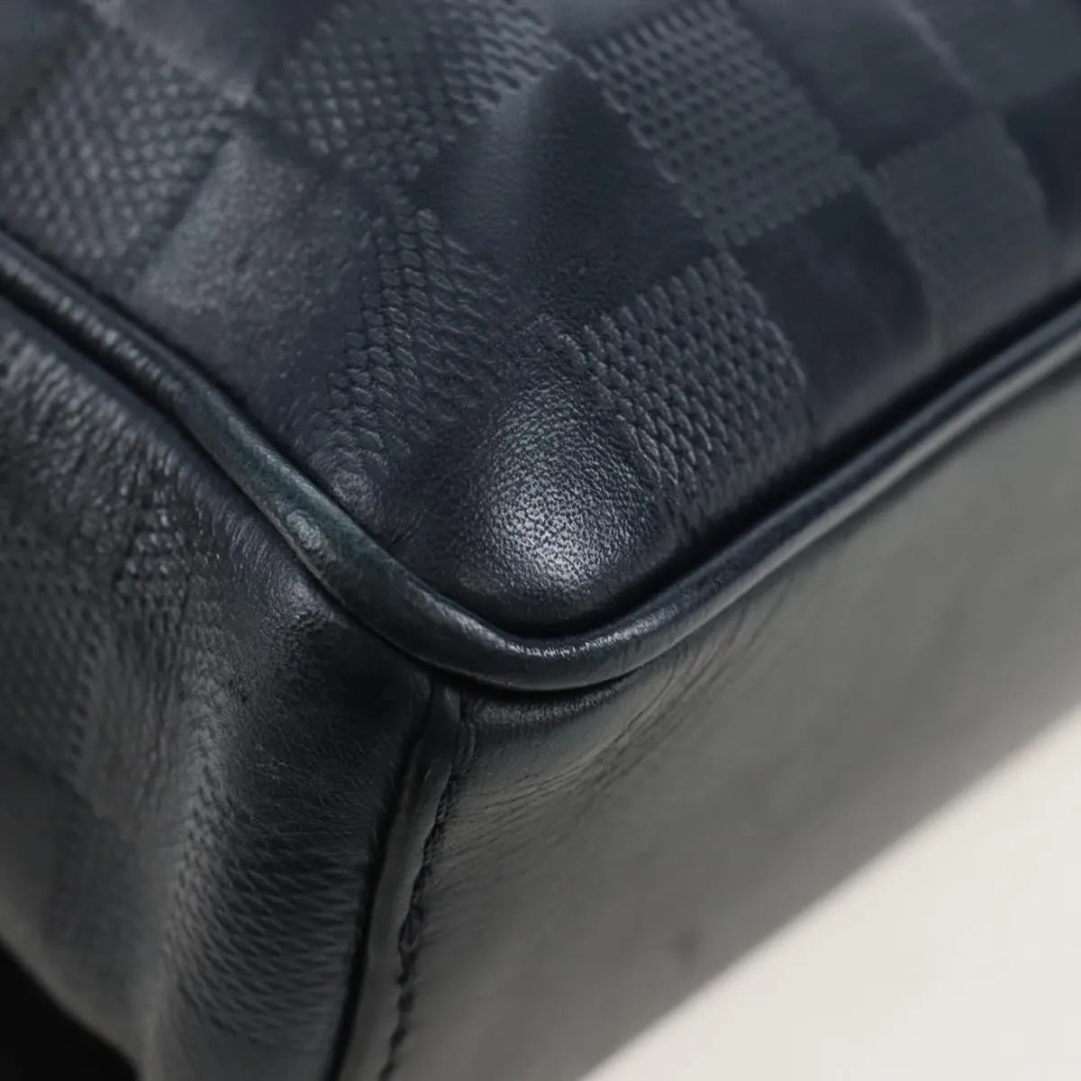 Louis Vuitton District Messenger Damier Infini Leather Black Leather Shoulder Bag Bag (Pre-Owned)
