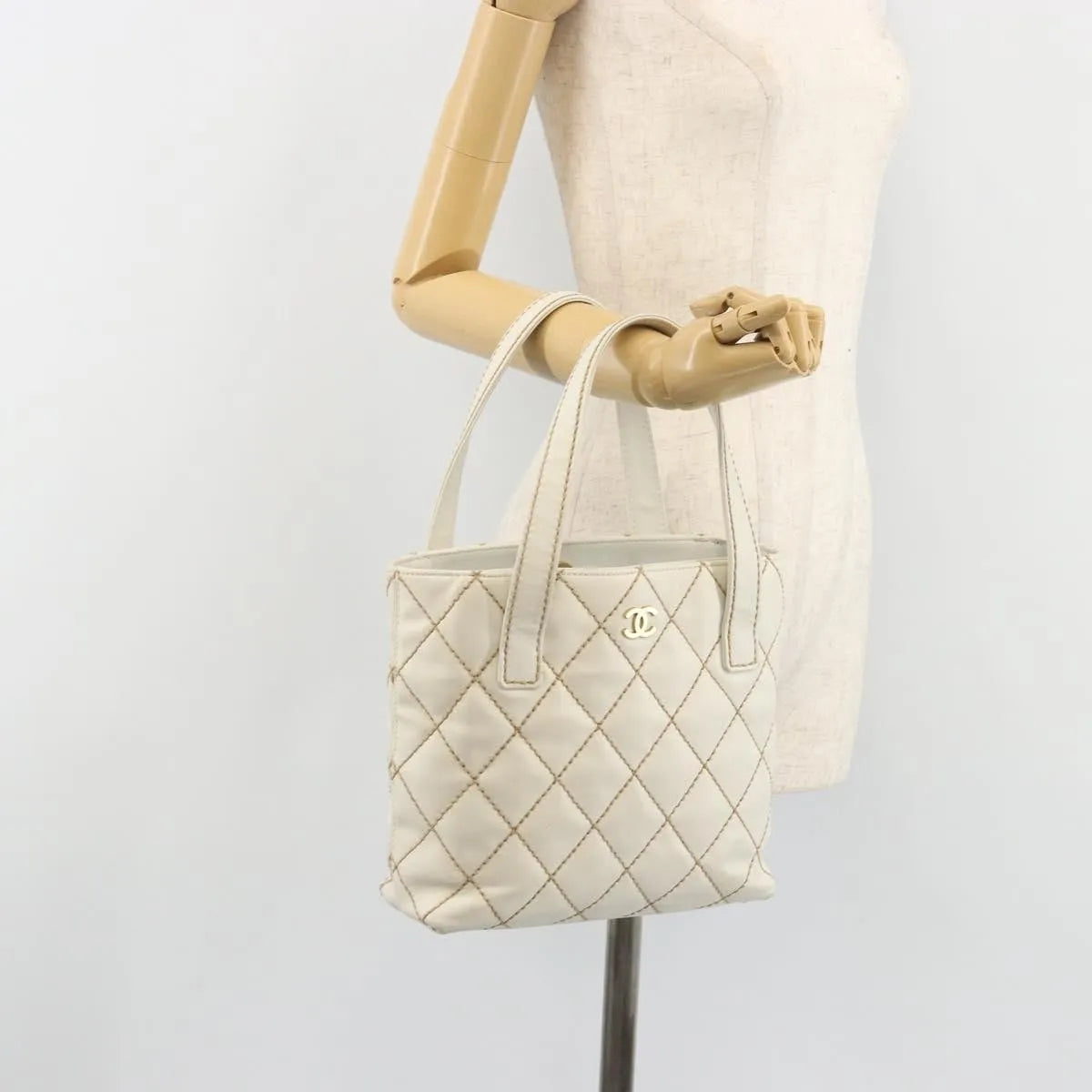Chanel Surpique Tote Quilted Leather White Leather Tote Bag Bag (Pre-Owned)