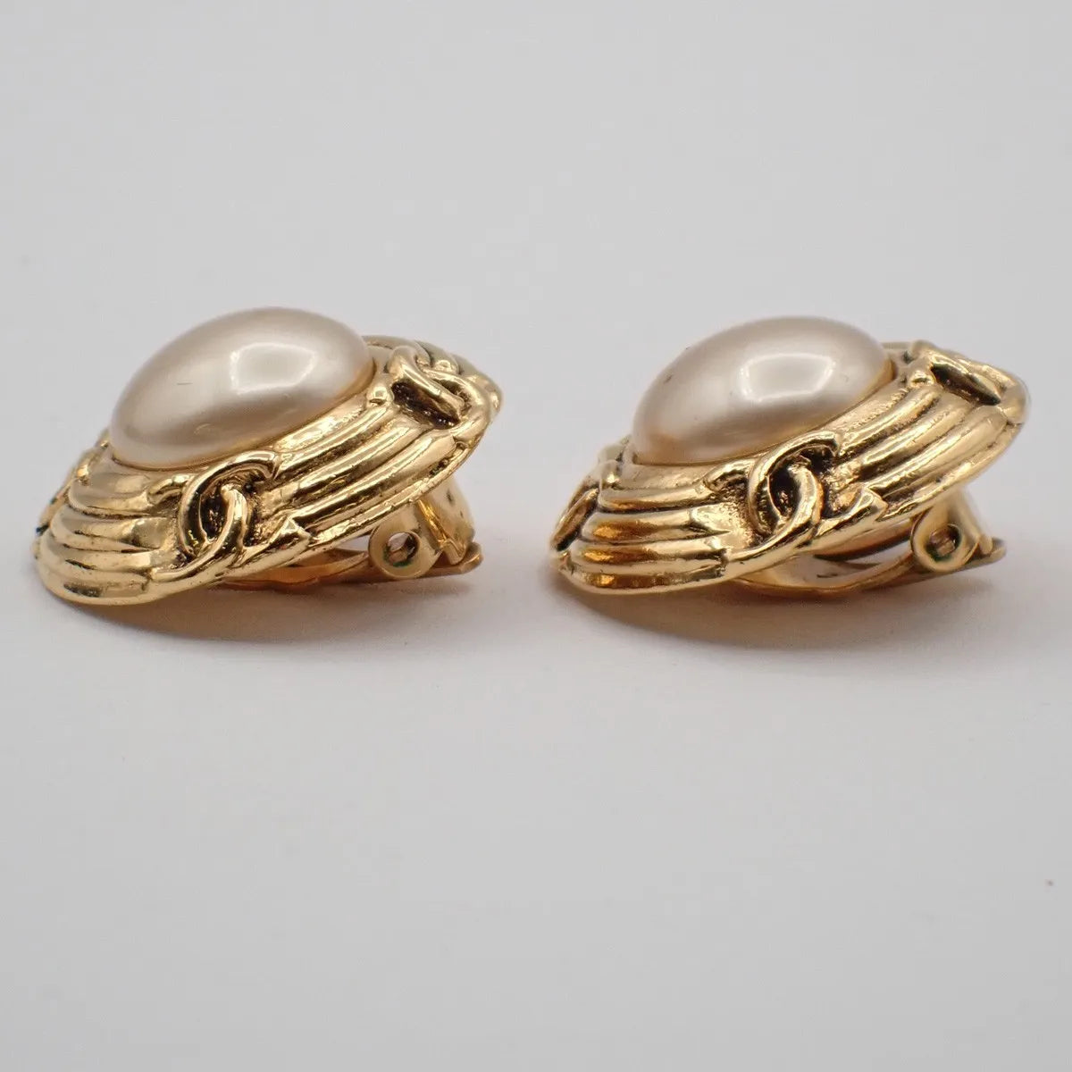 Chanel Vintage Round Clip-On Metal With Faux Pearl Gold Gold_Plated Earrings Jewelry (Pre-Owned)