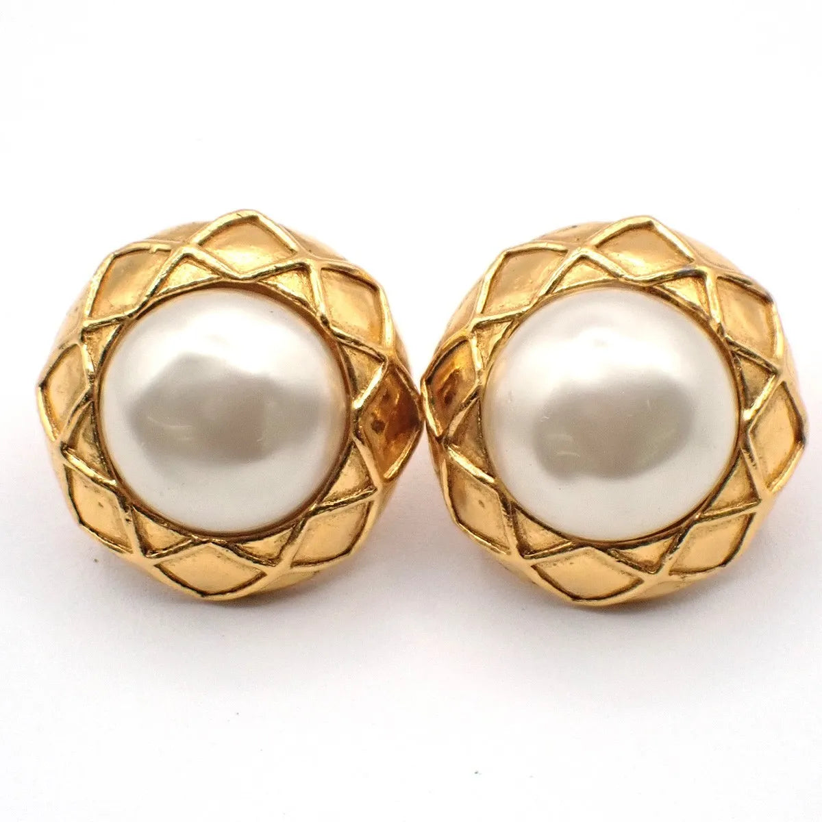 Chanel Vintage Round Clip-On Metal With Faux Pearl Gold Gold_Plated Earrings Jewelry (Pre-Owned)