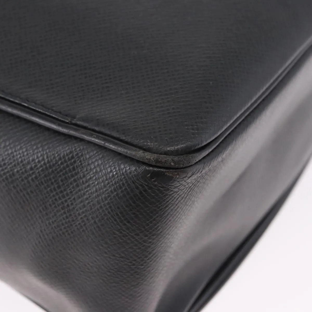 Louis Vuitton Yaranga Messenger Taiga Leather Black Leather Shoulder Bag Bag (Pre-Owned)