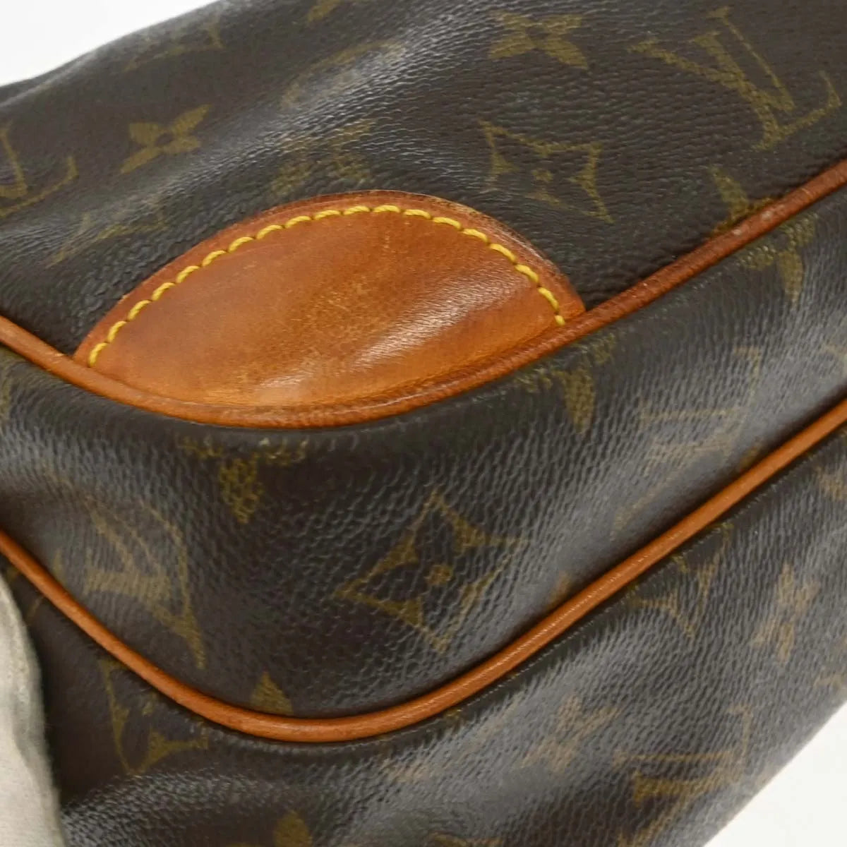 Louis Vuitton Nil Messenger Monogram Canvas Brown Canvas Shoulder Bag Bag (Pre-Owned)