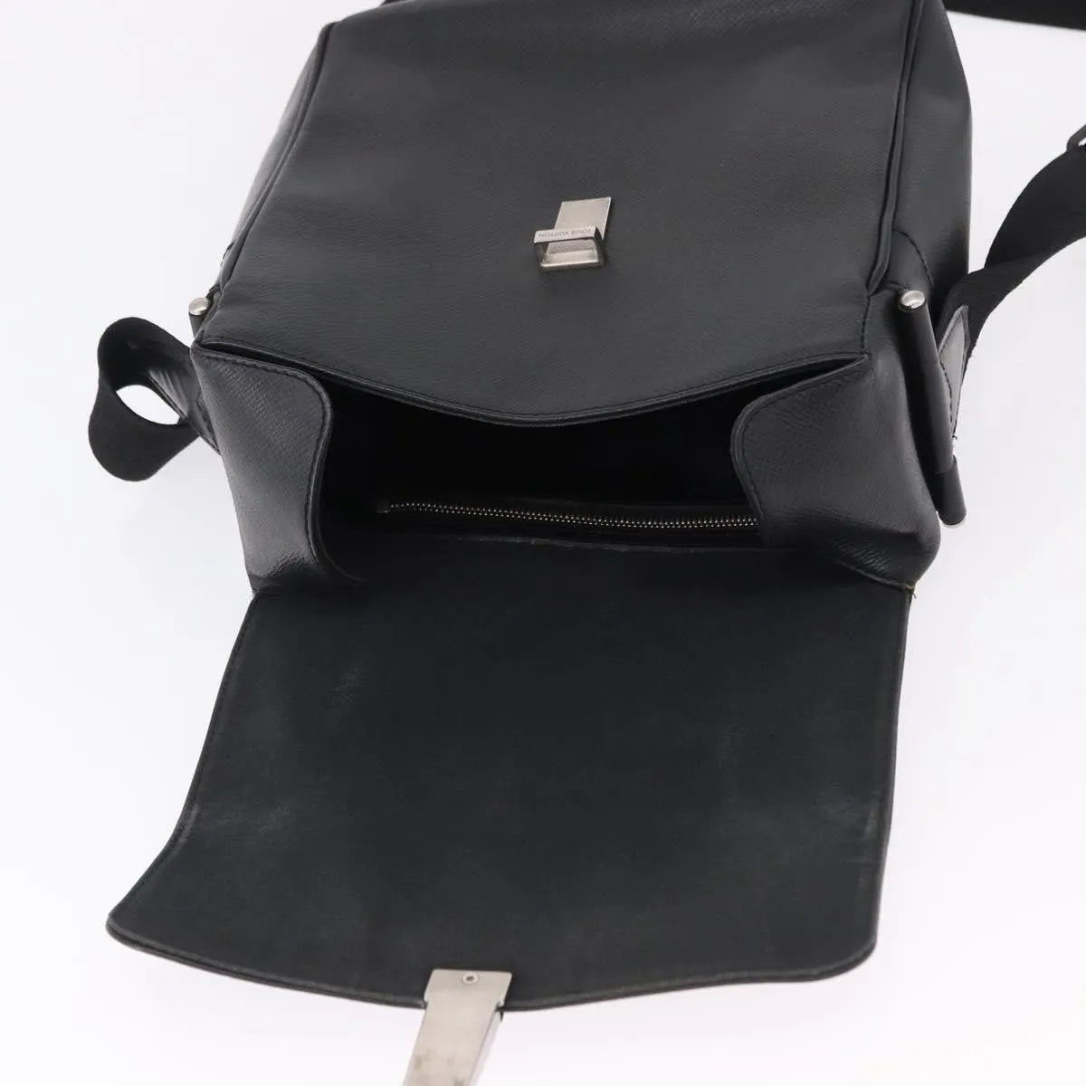 Louis Vuitton Yaranga Messenger Taiga Leather Black Leather Shoulder Bag Bag (Pre-Owned)