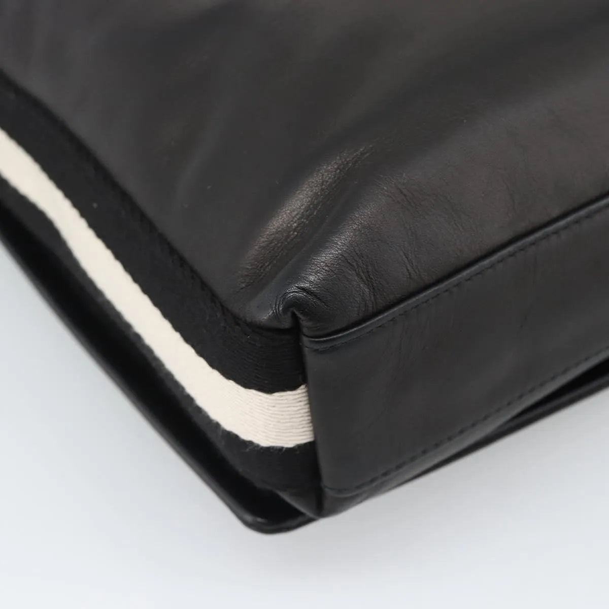 Bally Vintage Leather Black Leather Shoulder Bag Bag (Pre-Owned)
