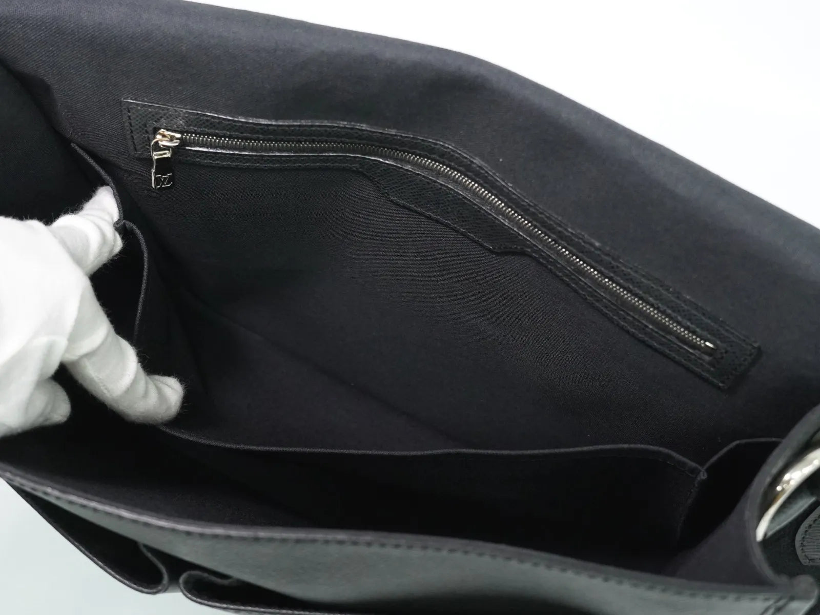 Louis Vuitton Alexei Messenger Taiga Leather Black Leather Shoulder Bag Bag (Pre-Owned)